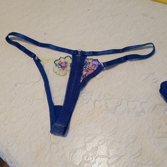 Beautiful 4 pieces lingerie never worn medium - Picture 9 of 11